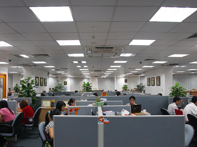 Nhân viên làm việc tại các bàn trong văn phòng BKAV